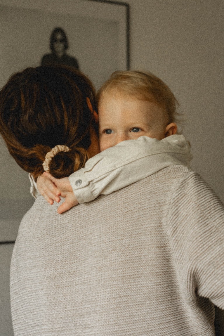 Kind bei Mama auf dem Arm