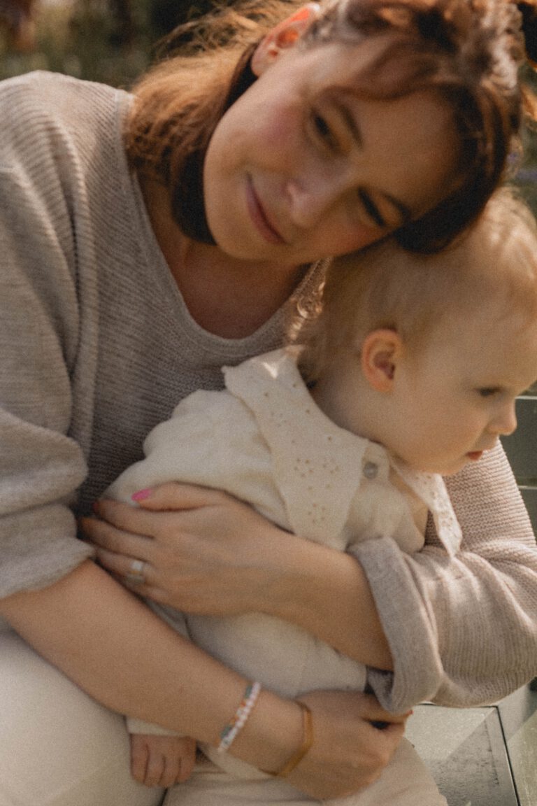 Mama kuschelt mit Tochter