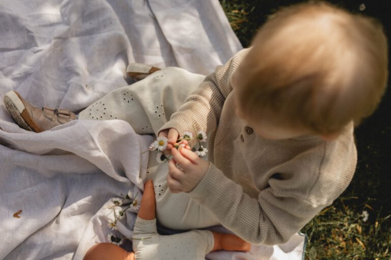 Tochter spiel mit Gänseblümchen