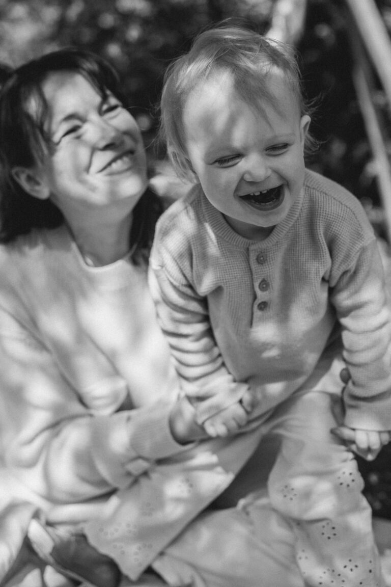 Mama und Tochter lachen