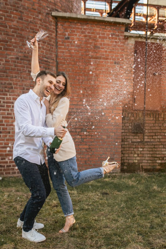 Pärchen lässt Champagner spritzen