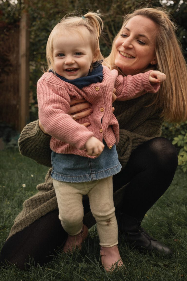 Mama und Tochter im Garten