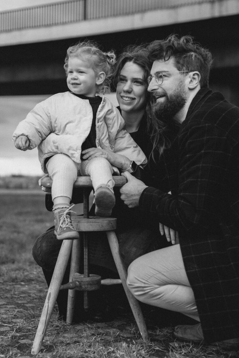 Mama, Papa und Tochter schauen in eine Richtung