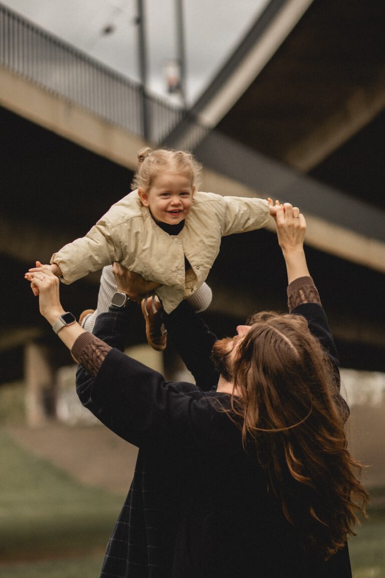 Mama und Papa lassen Tochter fliegen